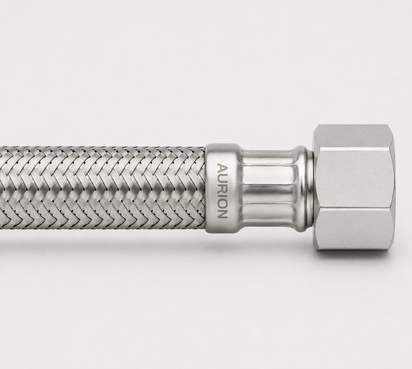 Detalhe do conector e da malha em aço inox do engate flexível Aurion